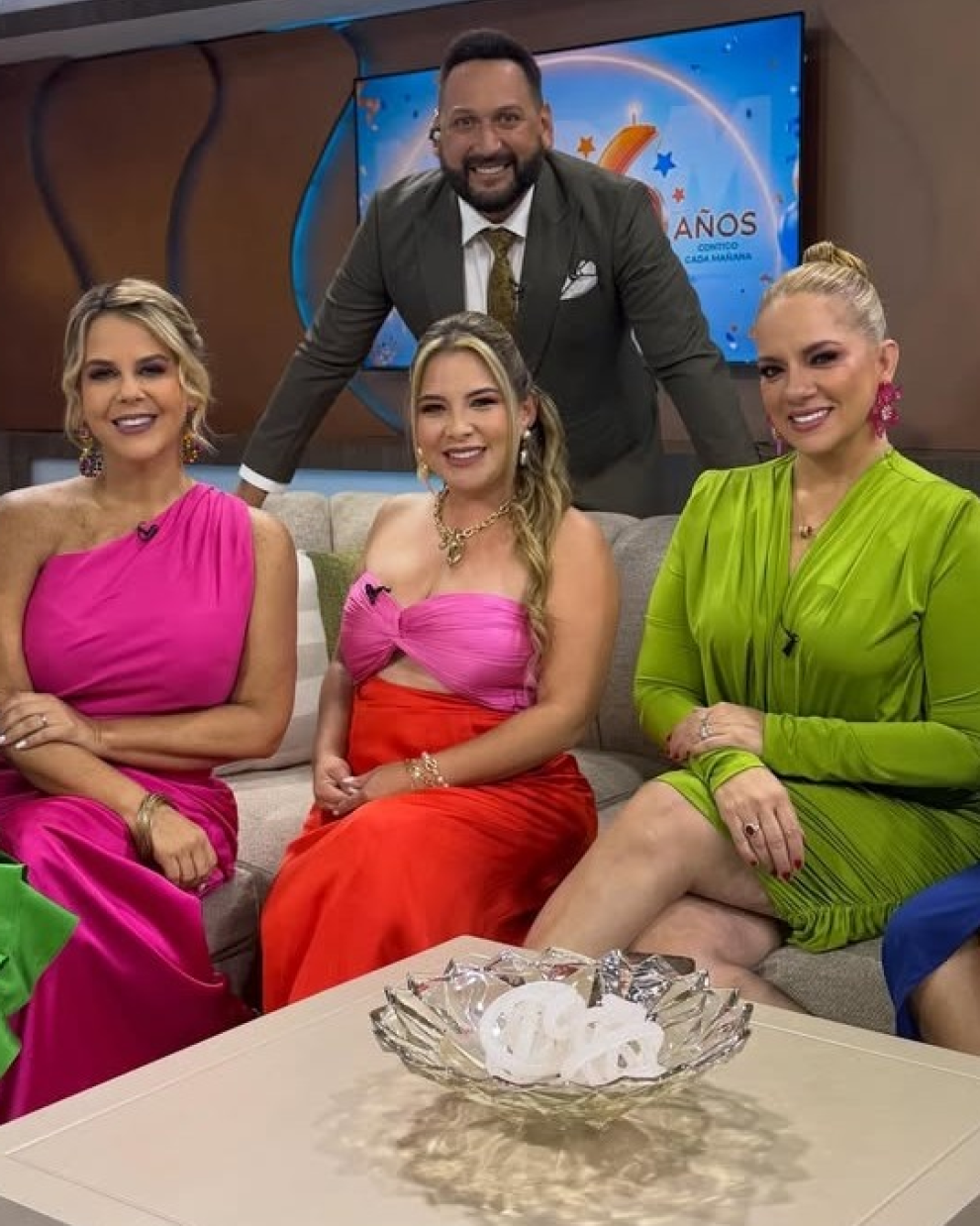 Gabriela Pazmiño y José Luis Arévalo con el equipo de Noticias de la mañana.