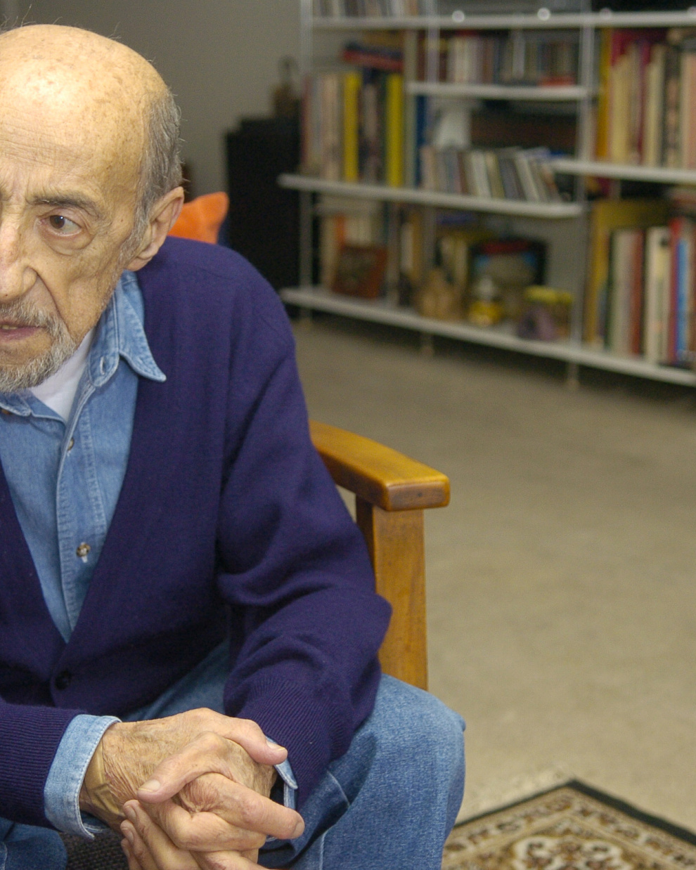 Adoum es considerado una de las voces más influyentes de la literatura ecuatoriana del siglo XX. Falleció en 2009.