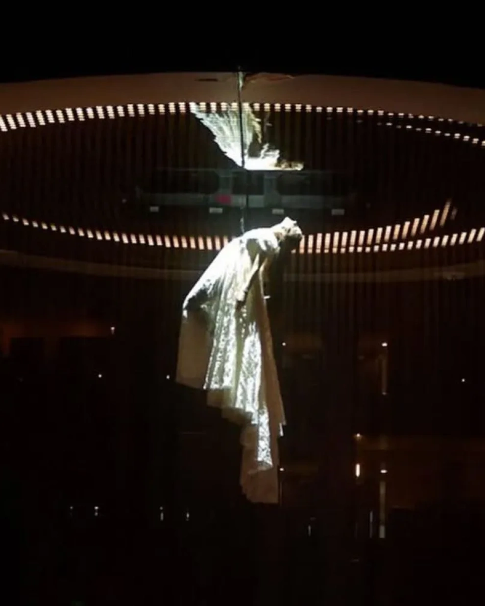 Al final del concierto, la cantante realizó un ascenso hacia una estructura de luces similar a un ovni