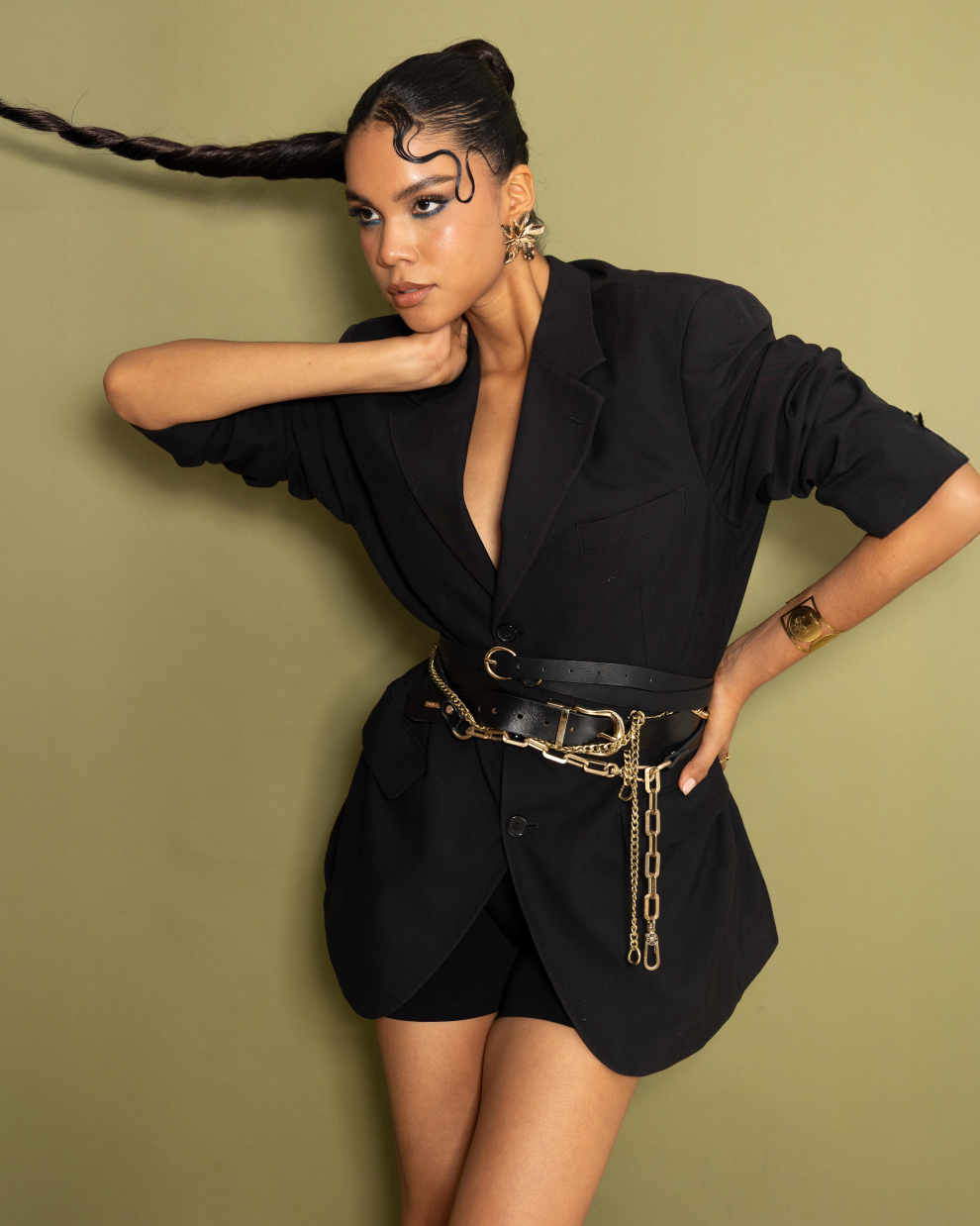 La modelo Carla Giler disfruta usar este accesorio que superpuestos, convierten un look básico en una propuesta editorial.