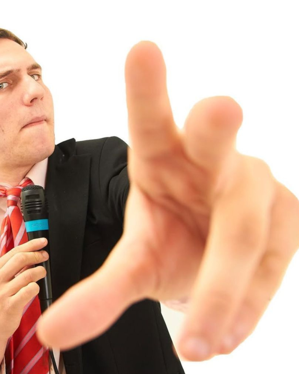 El creador de contenido aparece con micrófono en mano, en una imagen que refleja el estilo directo y performático que marcó su presencia en redes sociales.