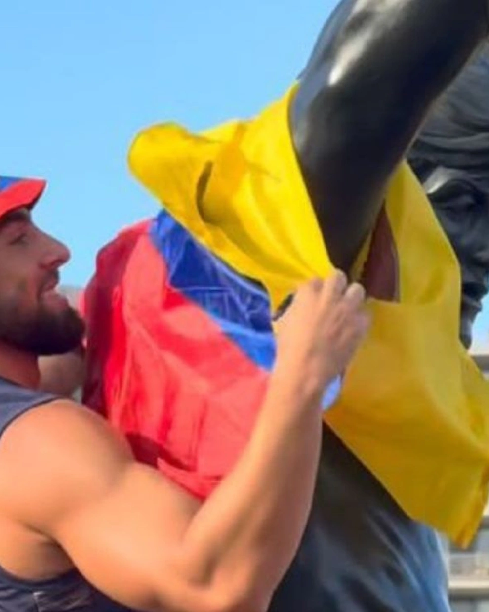 El creador de contenido Beta Mejía en medio de la polémica por su gesto en la estatua de Rocky
