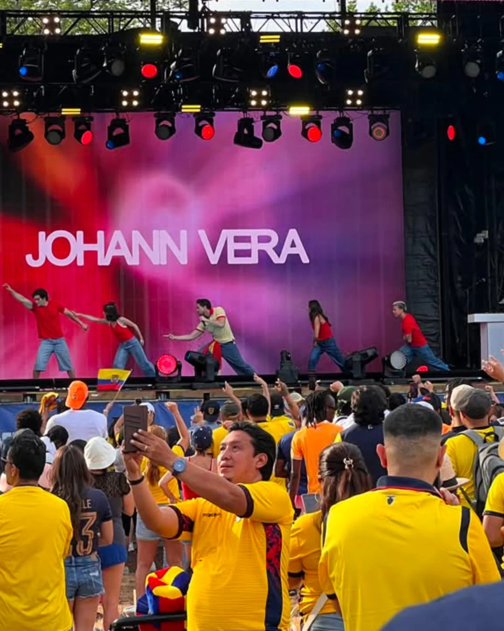Johann Vera se presentó ante miles de aficionados ecuatorianos en el FIFA Fan Festival de Filadelfia, donde puso música a la previa del debut de la Tri frente a Costa de Marfil en el Mundial 2026.