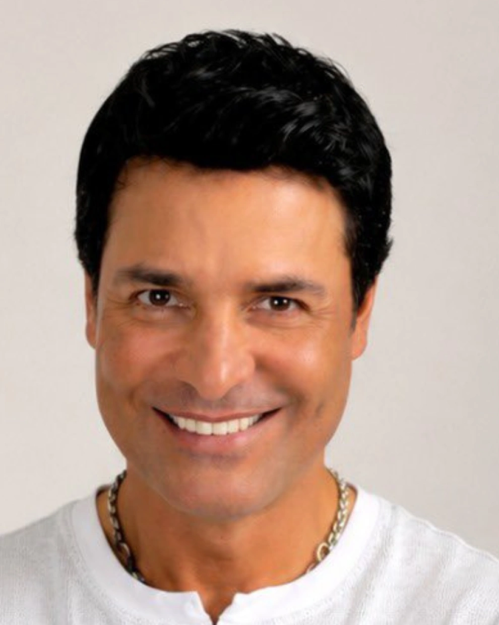 Imagen publicada por Chayanne en su cuenta de X, mientras sus seguidores lo celebran como “papá” con memes creados por IA.