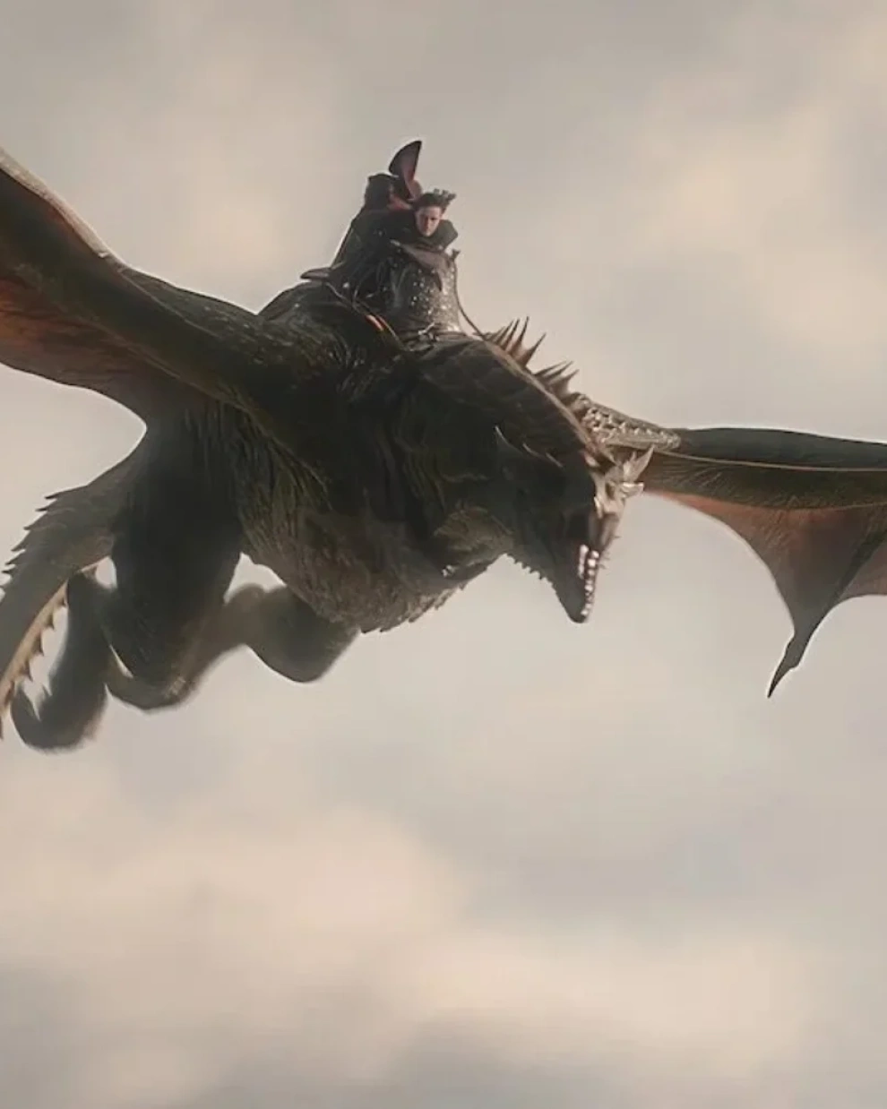 La batalla naval, la caída de Jacaerys Velaryon y la polémica escena entre Aemond Targaryen y Alicent Hightower marcaron un inicio explosivo.
