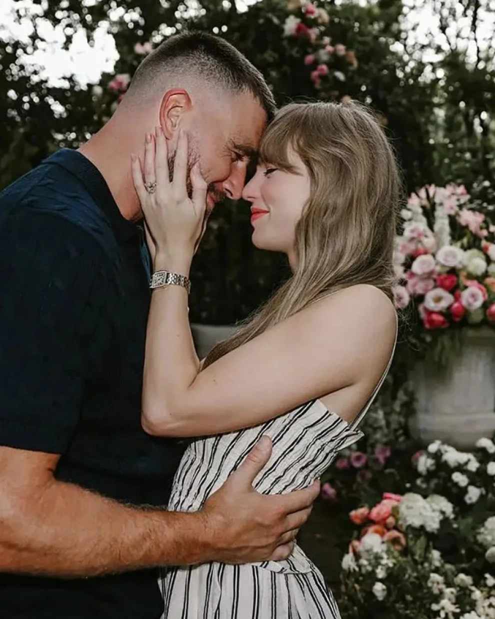 Taylor Swift y Travis Kelce comprometidos en agosto de 2025