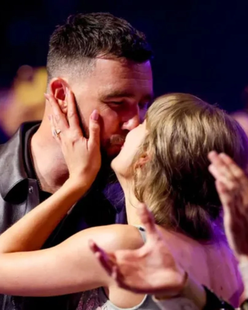 Taylor Swift y Travis Kelce en iHeartRadio Music Awards