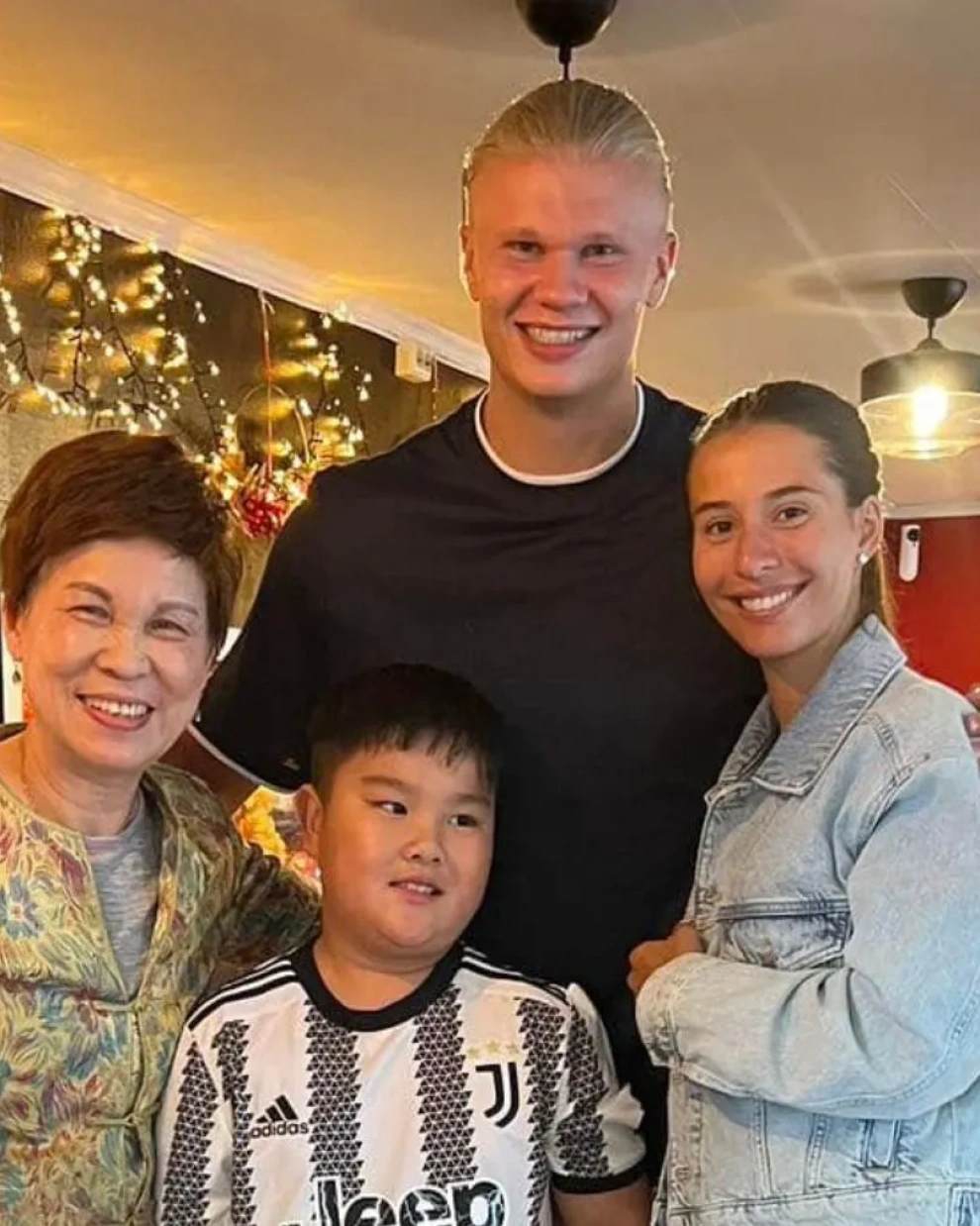 Haaland y su novia, Isabel Haugseng, junto a Hui Zhu Wang, dueña del Wen Hua House, el restaurante favorito de la infancia de Erling.