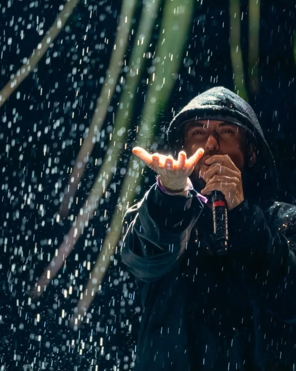 Este show de Guanaco pone a dialogar el hiphop con géneros tradicionales del Ecuador como pasillo, bolero rocolero, danzante, albazo o pingullo.