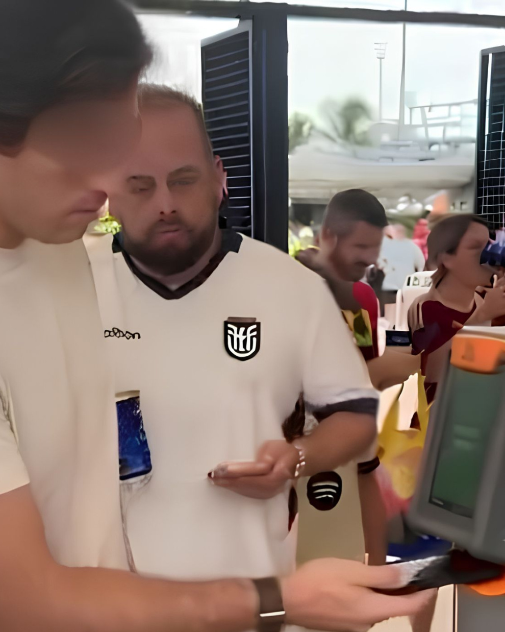 Captura del video compartido por Danilo Carrera en el momento en el que su hermano Felipe ingresa al estadio y se aprecia a Xavier Jordán detrás.