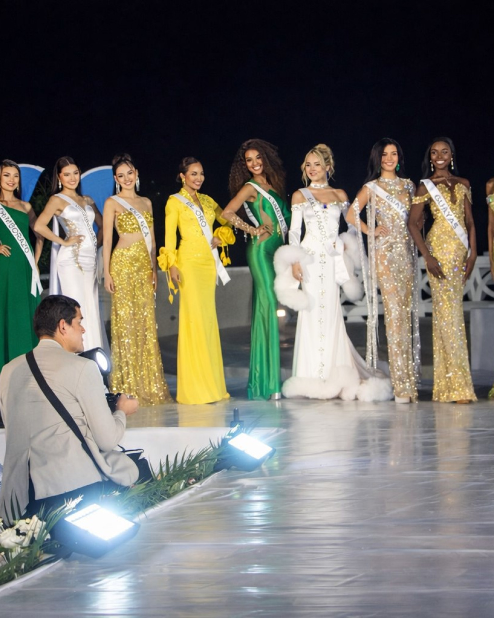 Las candidatas a Miss Universo Ecuador 2026 en el balneario de Ballenita en donde arrancó el certamen