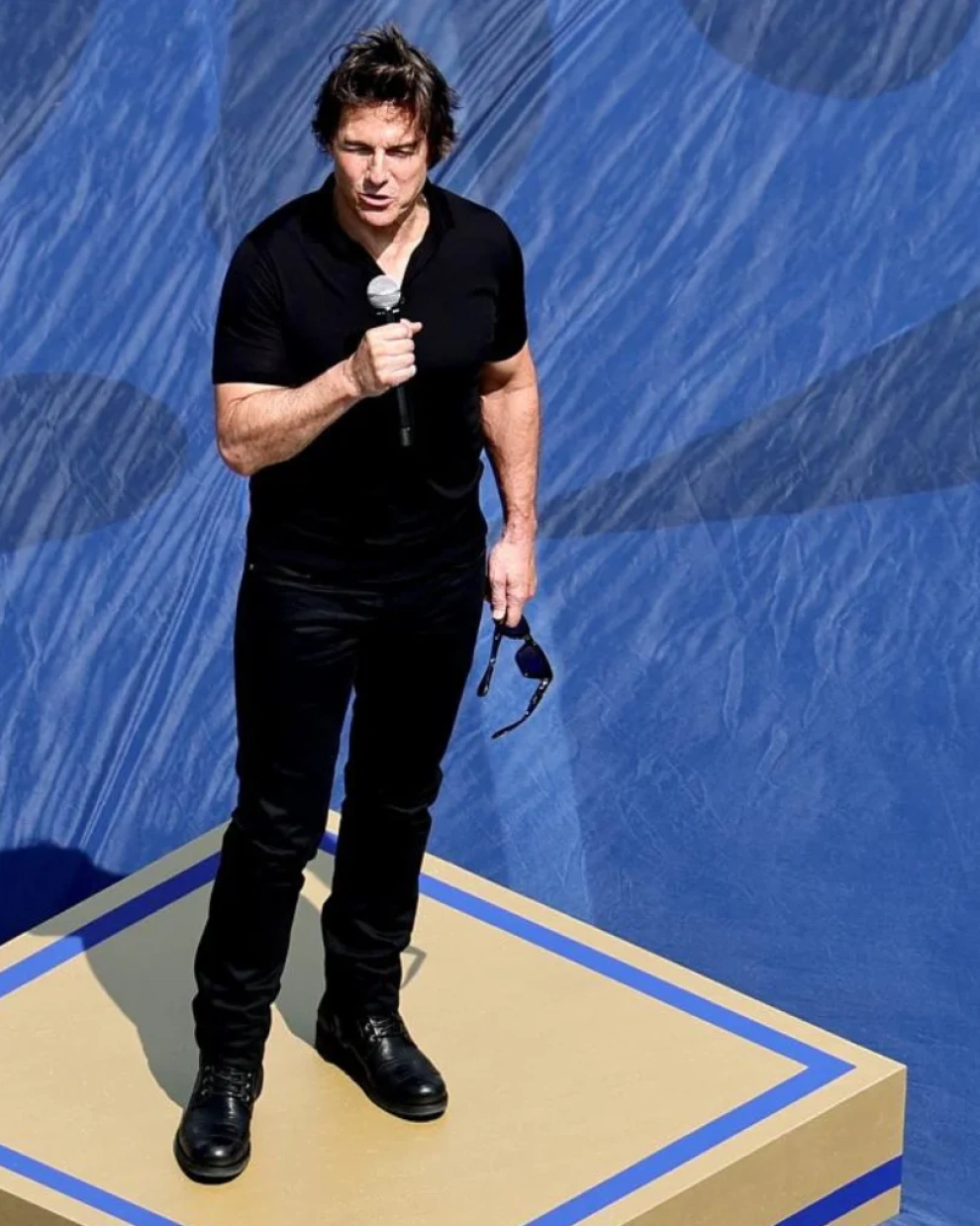 El actor estadounidense Tom Cruise se dirige al público durante la ceremonia de clausura de la final de la Copa Mundial de la FIFA 2026