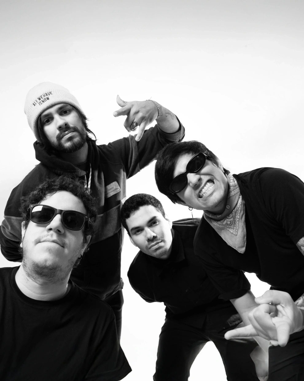 Habitantes de Papel está formado por el guitarrista Jorge Oviedo, el bajista Adrián Contreras, el baterista Cristopher López y el cantante y guitarrista Christian Contreras.