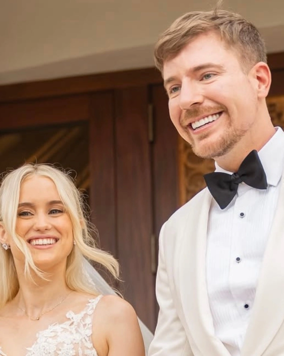 MrBeast y Thea Booysen durante su ceremonia de matrimonio en una isla privada del Caribe.