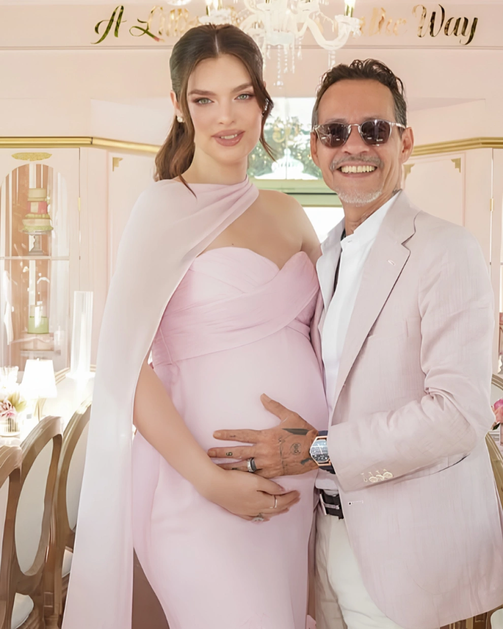 Marc Anthony y Nadia Ferreira en el baby shower celebrado antes del nacimiento de su hija Myla.