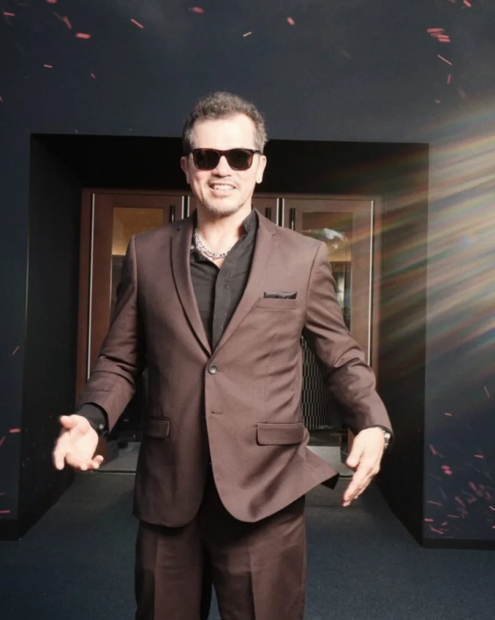 John Leguizamo revela que estuvo 14 horas sin ver nada durante el rodaje de 'La Odisea'