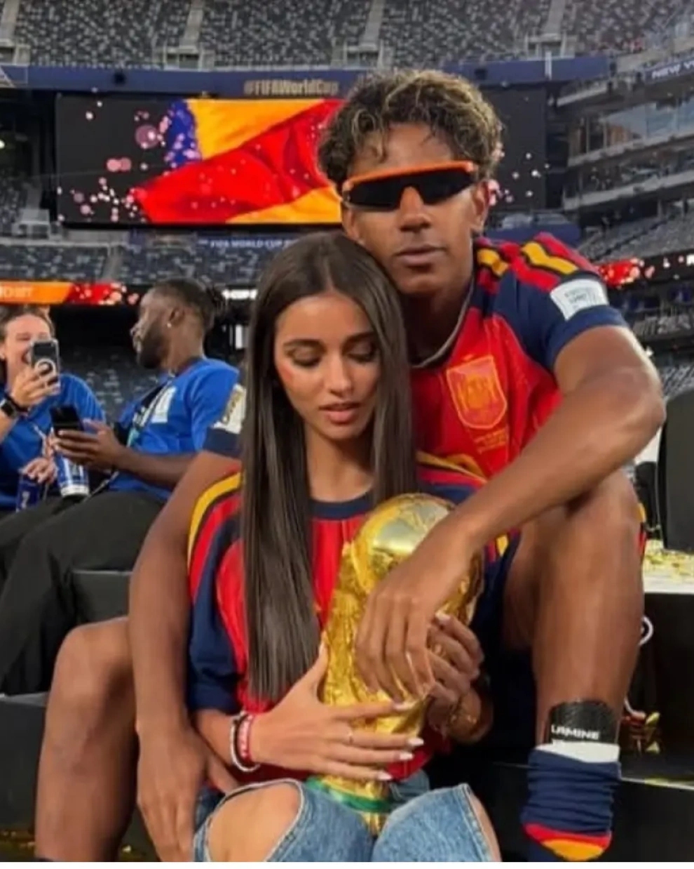 Lamine Yamal junto a Inés García, su novia, tras la victoria de España en la final del Mundial 2026.