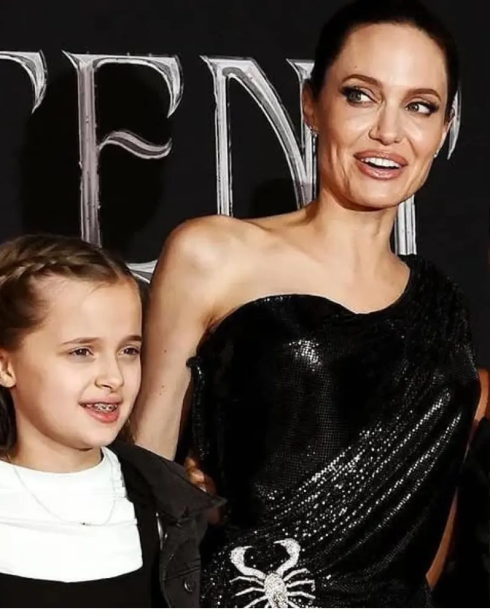 Angelina Jolie junto a tres de sus hijos, Vivienne a su derecha.
