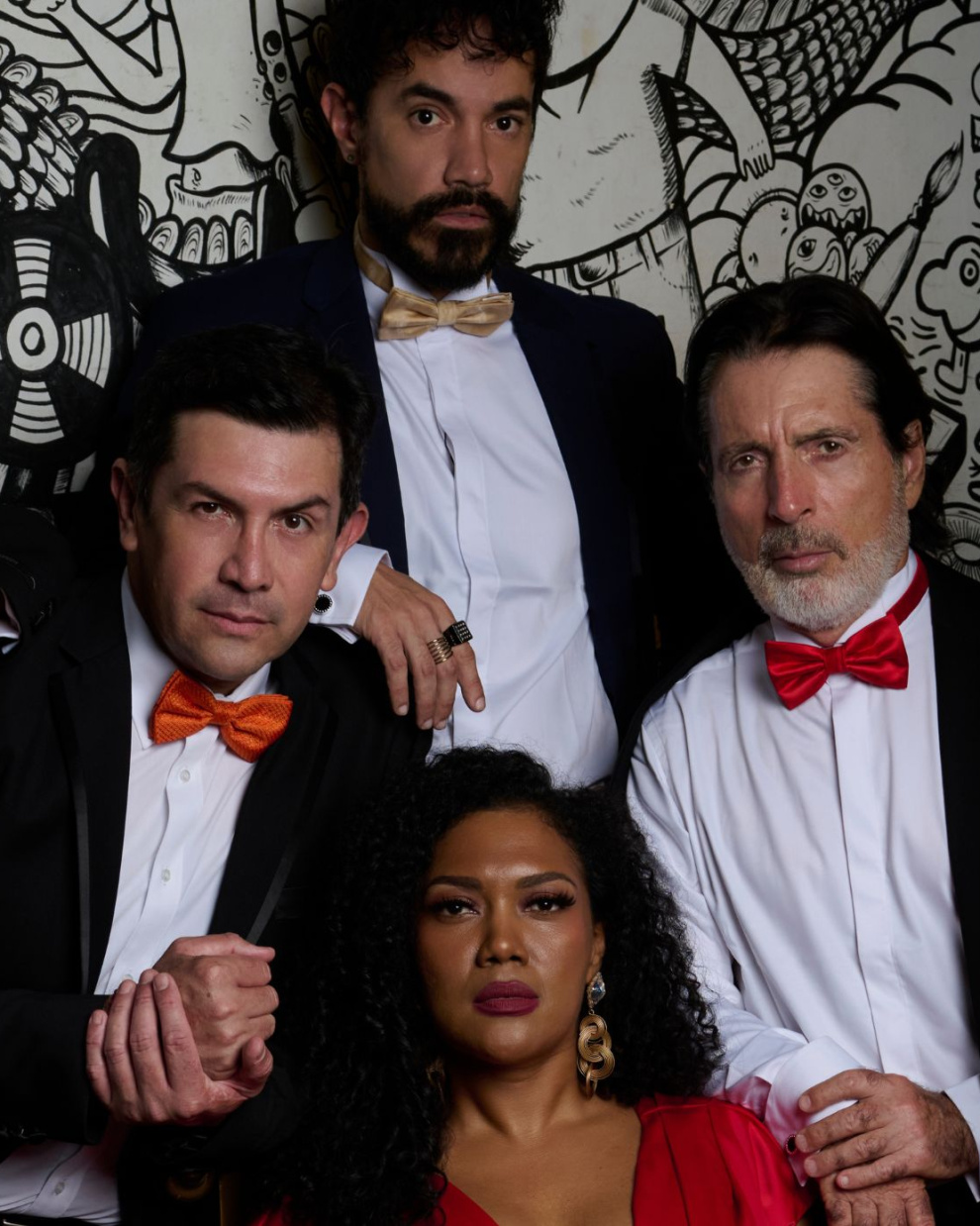 Ricardo Velasteguí acompañado por Santiago Carpio, Noralma Reeves, Guille Boschetti, Luis Fernando García y David Castro, actores que han formado parte de distintas etapas del proyecto.