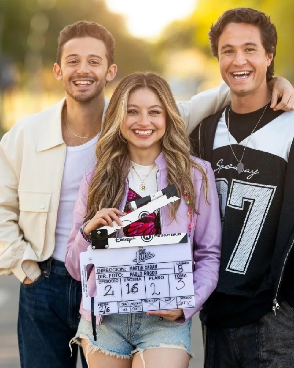 Karol Sevilla, Ruggero Pasquarelli y Michael Ronda durante el rodaje de la nueva temporada de Soy Luna, que se estrena en Disney+ el 24 de julio de 2026.