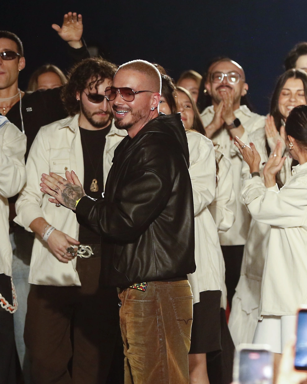 El cantante colombiano J Balvin al finalizar la pasarela inaugural de Colombiamoda, Artisan Gang in The City, el 25 de julio, en Medellín (Colombia).