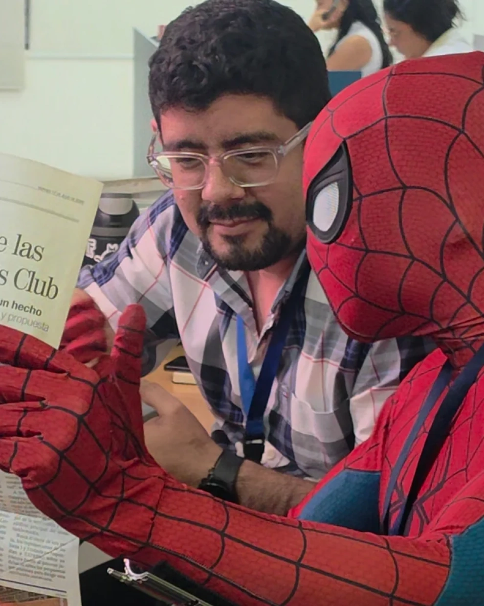 Spider-Man sorprendió con una visita a la redacción de EXPRESO antes del estreno de Spider-Man: Brand New Day.