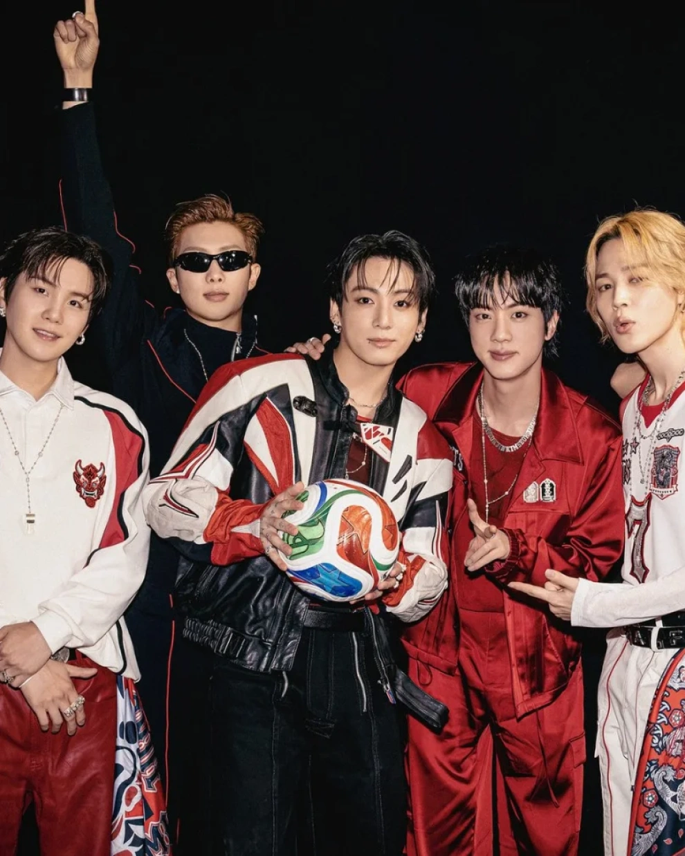 La banda surcoreana BTS posa en una sesión oficial tras anunciar su renuncia a los Grammy 2027 y a la categoría de Pop Asiático.