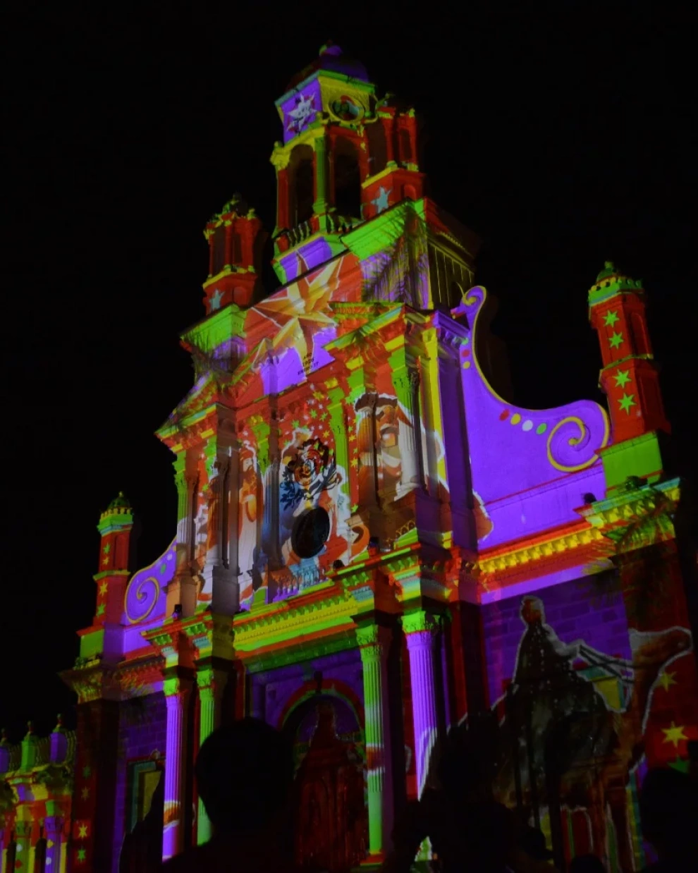 El Festival de Mapping Quito Luz de América fue aplazado y ya no se realizará en agosto; Quito Turismo anunciará próximamente una nueva fecha.