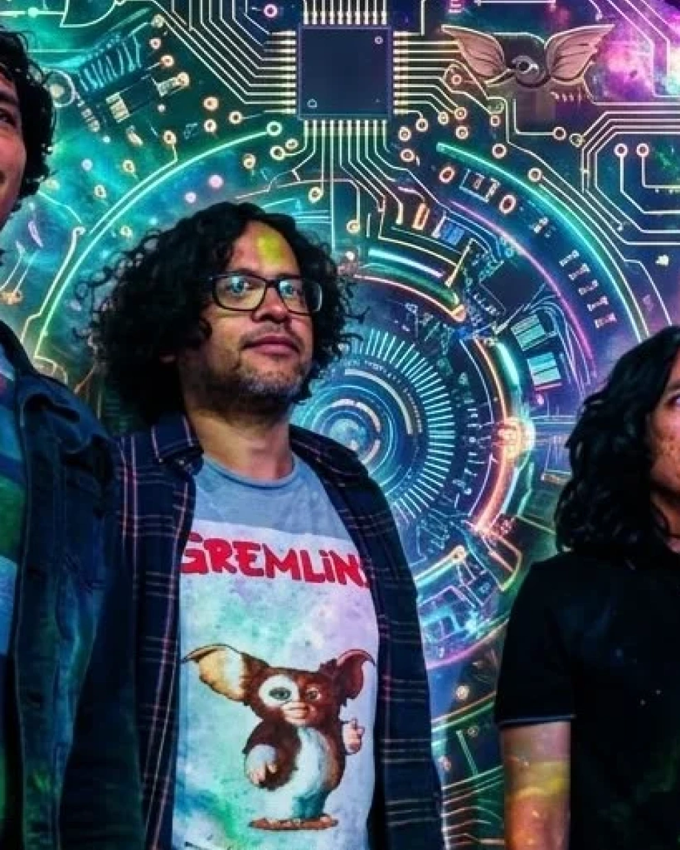 Bate Negro está formado por Alejandro Rodas (bajo y sintetizadores), Rafael Villavicencio (voz líder, sintetizadores y guitarras) y Vicente Rivera (batería y drum machine).