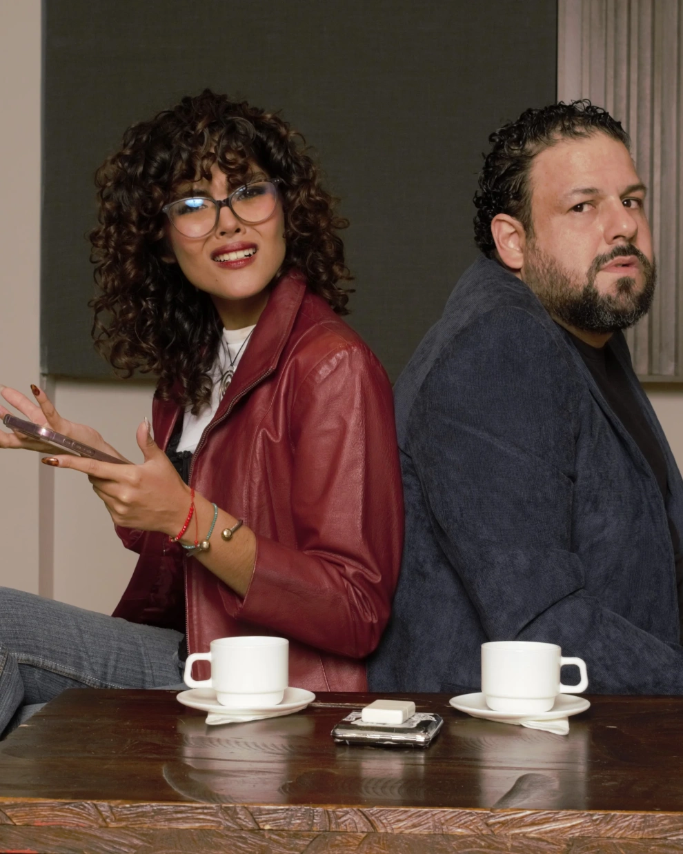 Valeska Guzmán y Andrés Olmedo interpretan a Julia y Miguel, una pareja cuya historia aborda las relaciones contemporáneas, la comunicación y los conflictos que surgen después de un encuentro en una app de citas.