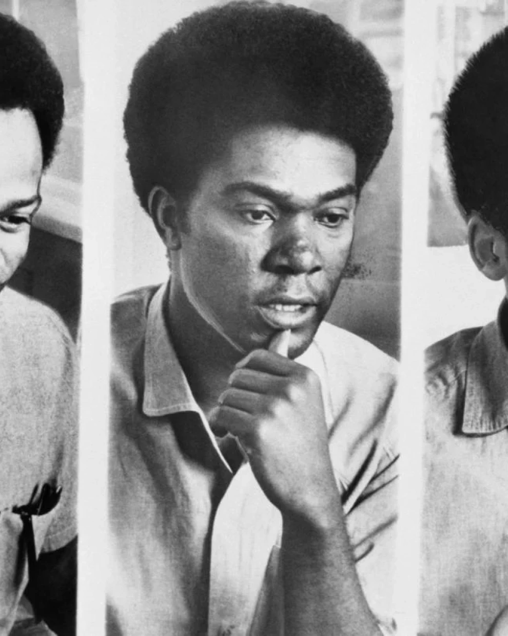 George Jackson (derecha), Fleeta Drumgo (centro) y John W. Cluchette (izquierda), conocidos como Hermanos de Soledad, cuyo caso expuso la violencia del sistema penitenciario estadounidense.