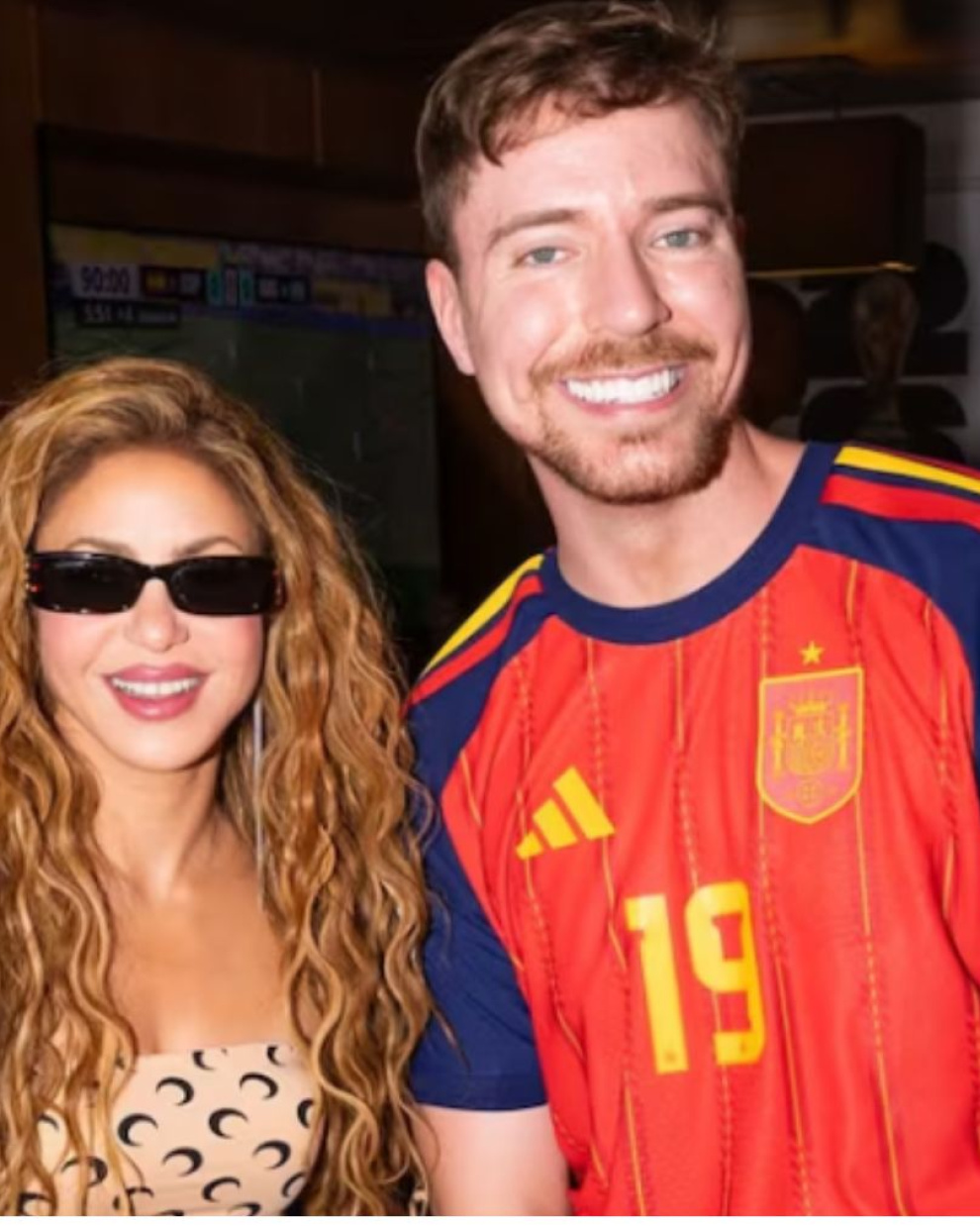Shakira y Mr. Beast en el partido final del mundial pasado.