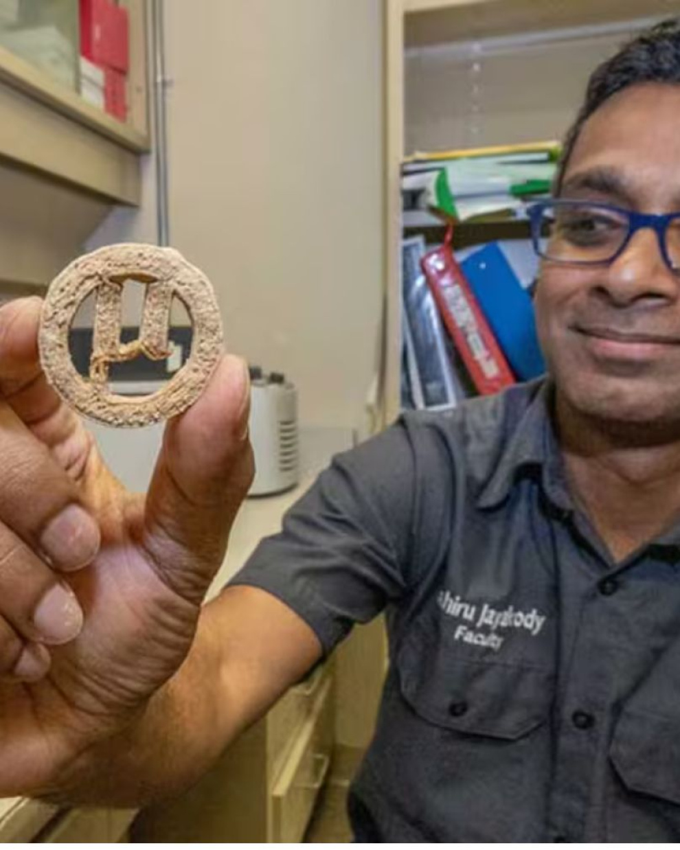 Lahiru Jayakody, líder del proyecto, mostrando una de las galletas.
