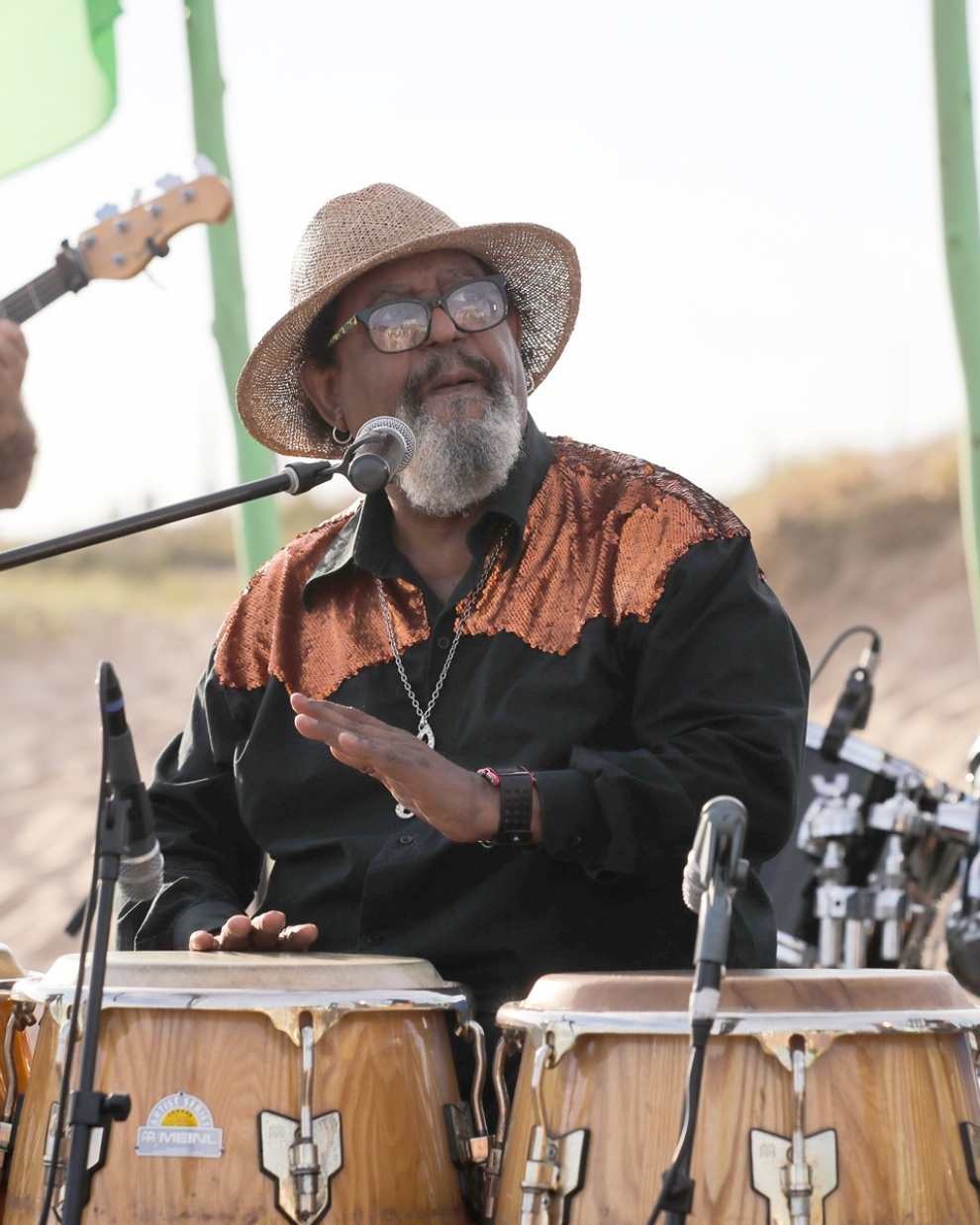 Fotografía de archivo del 9 de enero de 2020 del músico uruguayo Rubén Rada presentándose en la playa de La Paloma, en Rocha (Uruguay).