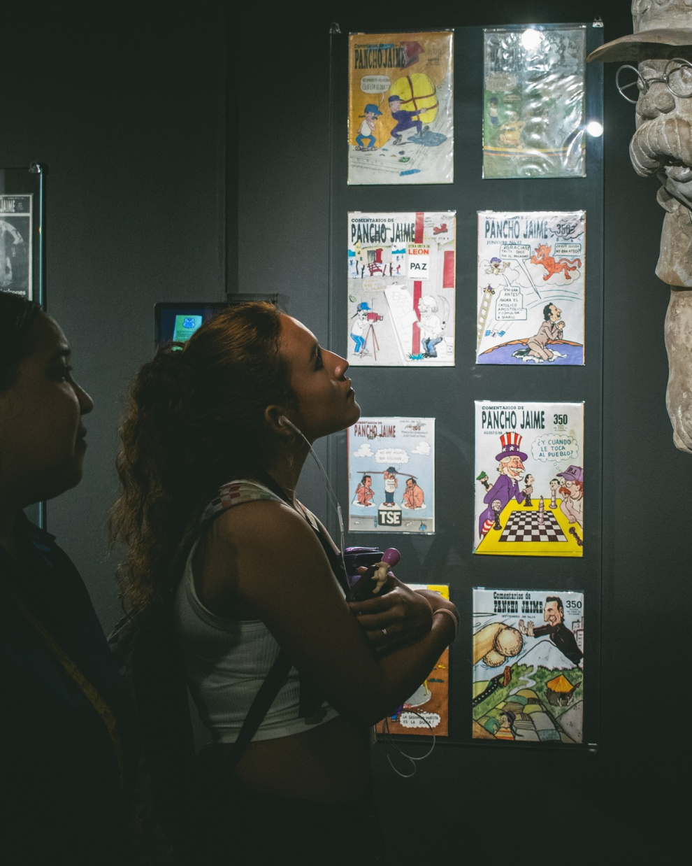 La muestra reúne más de cien piezas, entre obras de arte, fotografías, caricaturas, videos, instalaciones, audios, publicaciones y documentos.