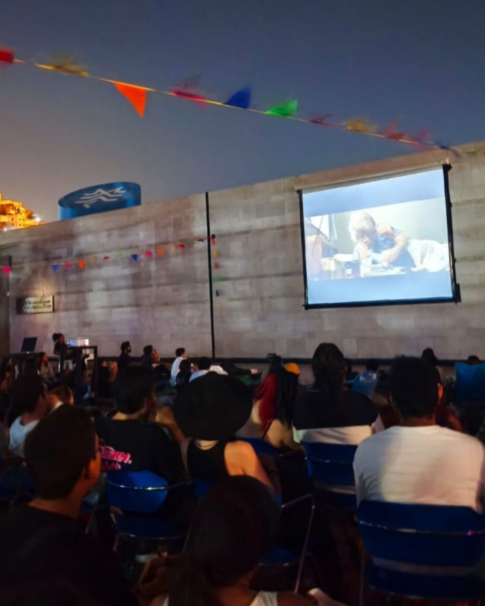 El público guayaquileño en la exhibición Cine al Río.