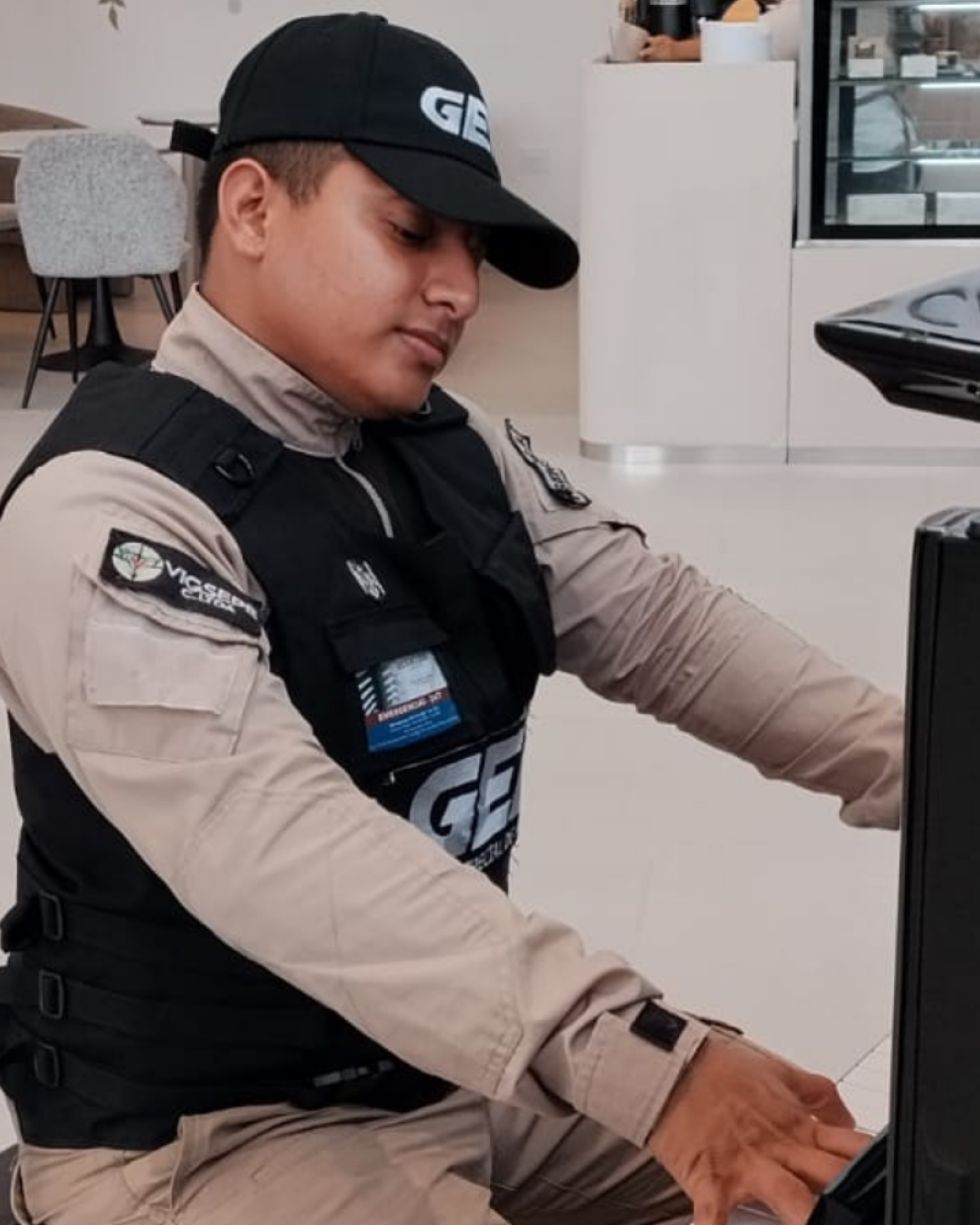 Billy Asencio, guardia de seguridad, toca piano en el Onco Center de la UEES.