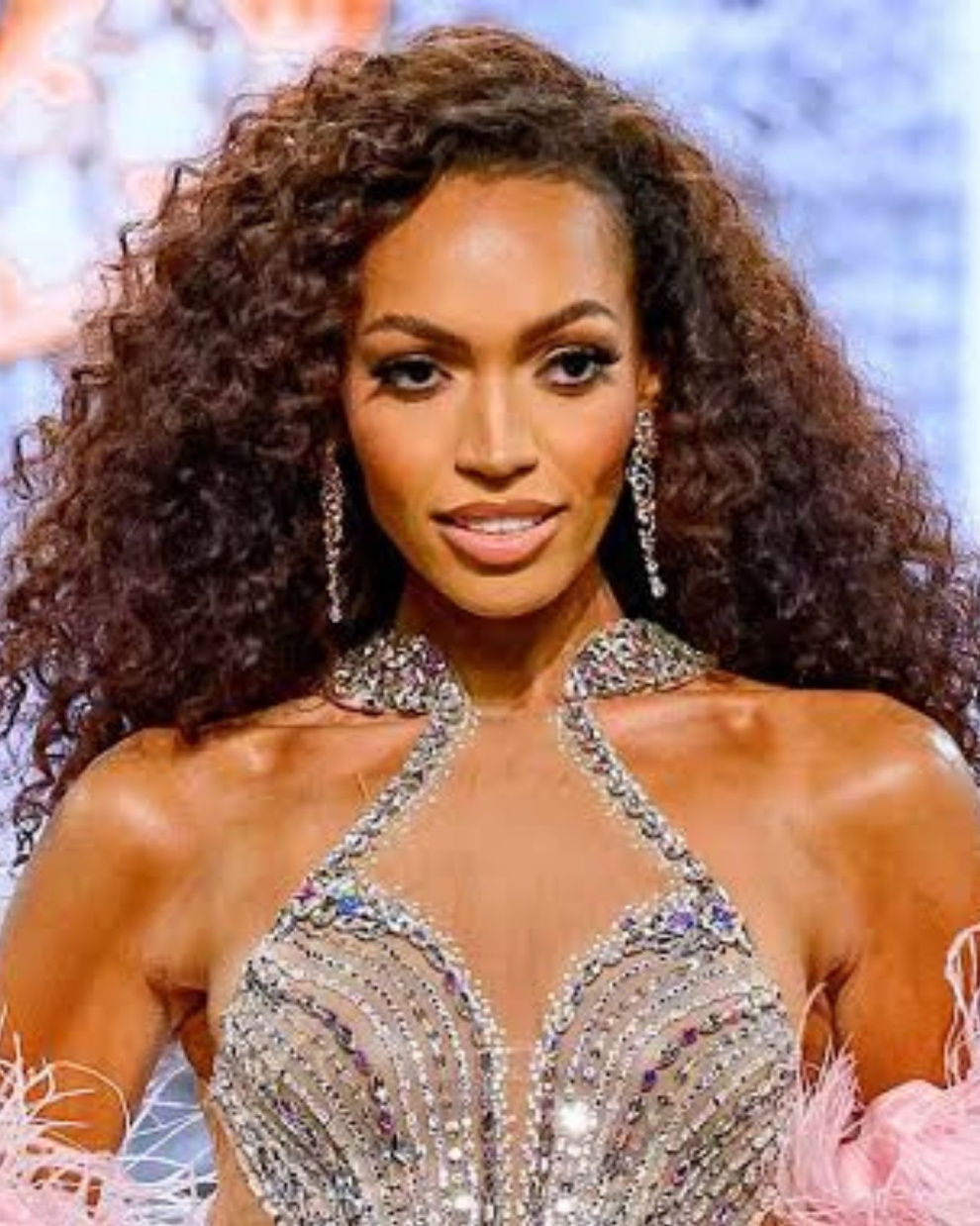Justus Kelly en la noche de coronación de Miss USA.