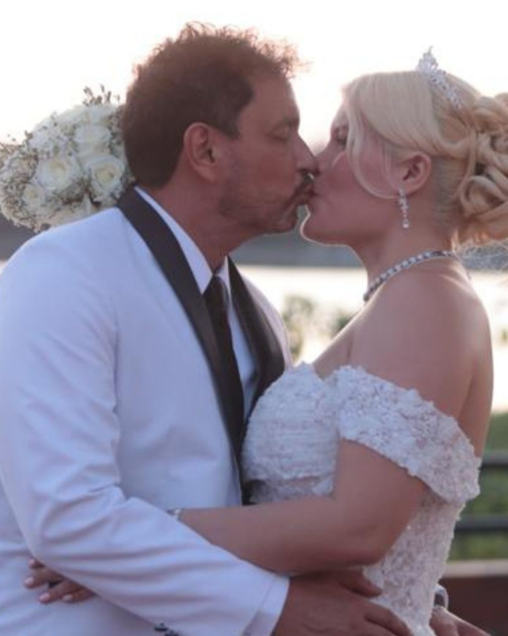 Douglas Bastidas y María Gabriela Cueva sellaron con un beso su matrimonio civil, celebrado al aire libre en Samborondón.