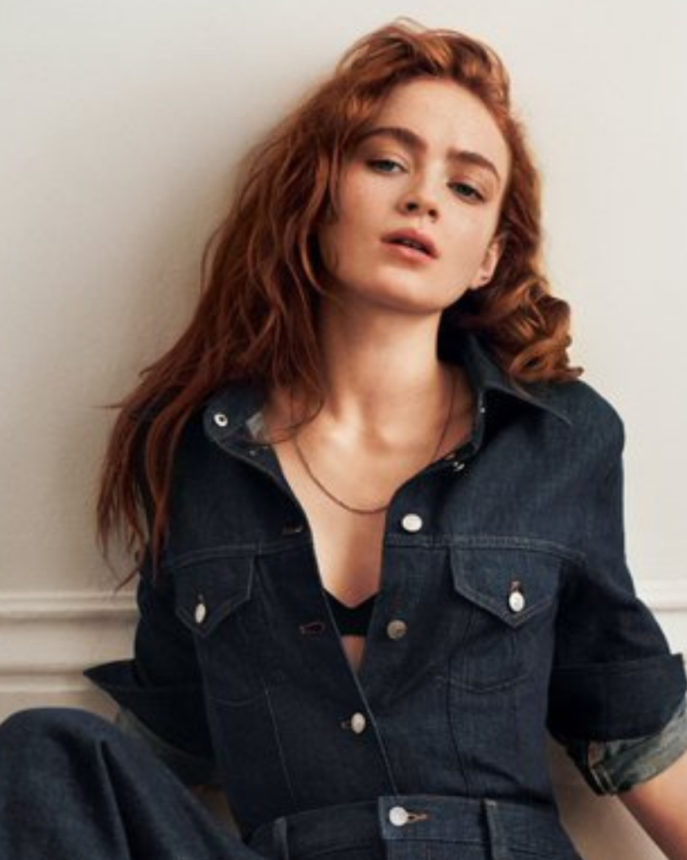 La actriz Sadie Sink aparece en los nuevos videos de Calvin Klein inspirados en la cultura pop de los años 2000.