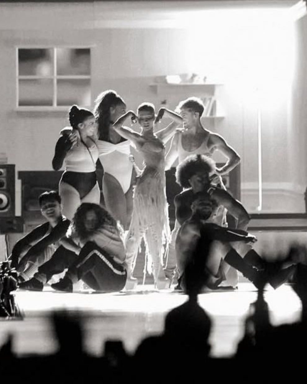 Ariana Grande durante un concierto, en plena interpretación frente a sus seguidores.