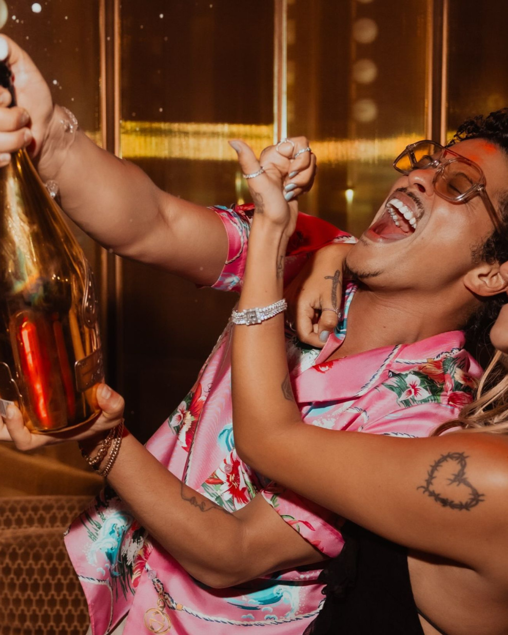 Bruno Mars y Karol G celebrando el éxito de su nueva canción.