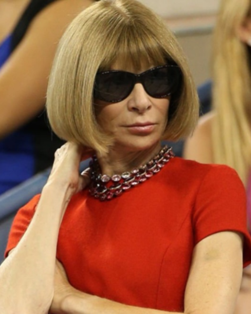 Muchos cuestionan la autoridad moral de Anna Wintour luego de que intentara rehabilitar la imagen del diseñador John Galliano.