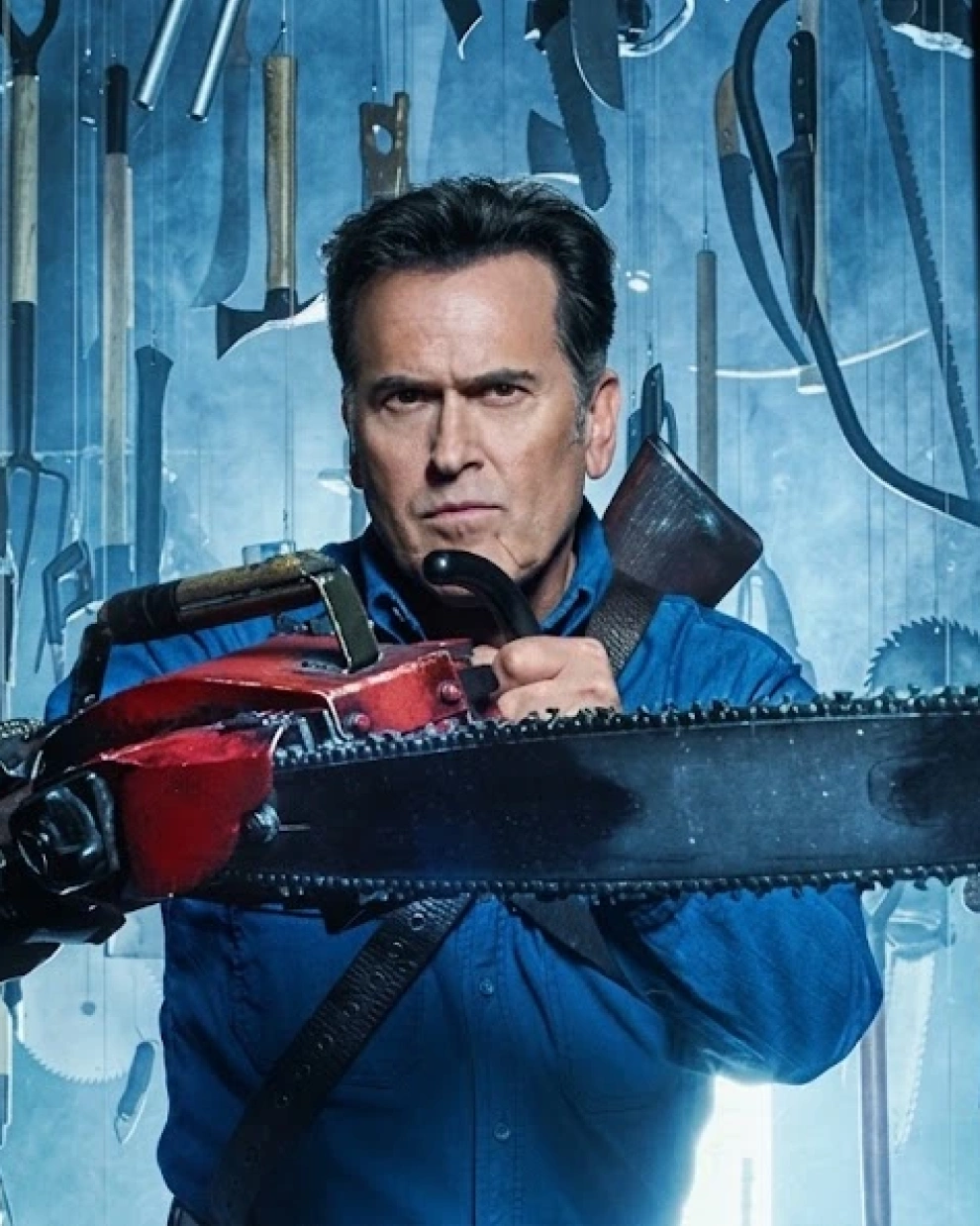 La motosierra que Ash, interpretado por Bruce Campbell, lleva en lugar de su mano derecha se convirtió en uno de los elementos más reconocibles del personaje.
