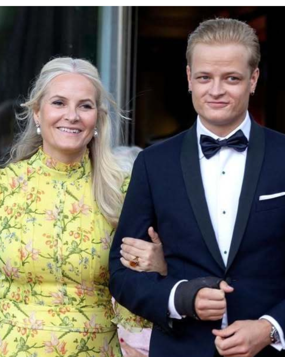 Marius Borg Høiby fue condenado en primera instancia a cuatro años de prisión por dos violaciones, maltrato y otros delitos. En la foto de archivo, junto a su madre, la ahora reina Mette-Marit.