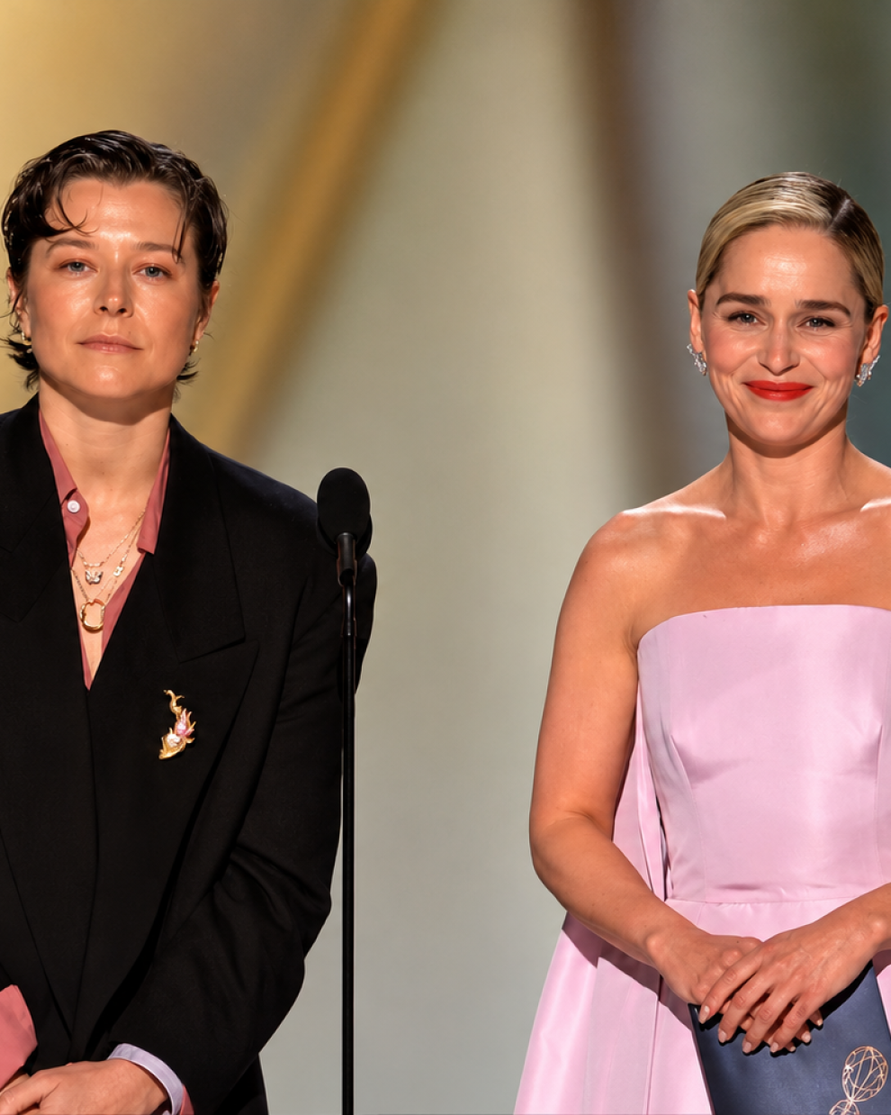 Emilia Clarke y Emma D’Arcy compartieron escenario durante la 78.ª edición de los Premios Emmy, protagonizando uno de los momentos más comentados de la ceremonia.