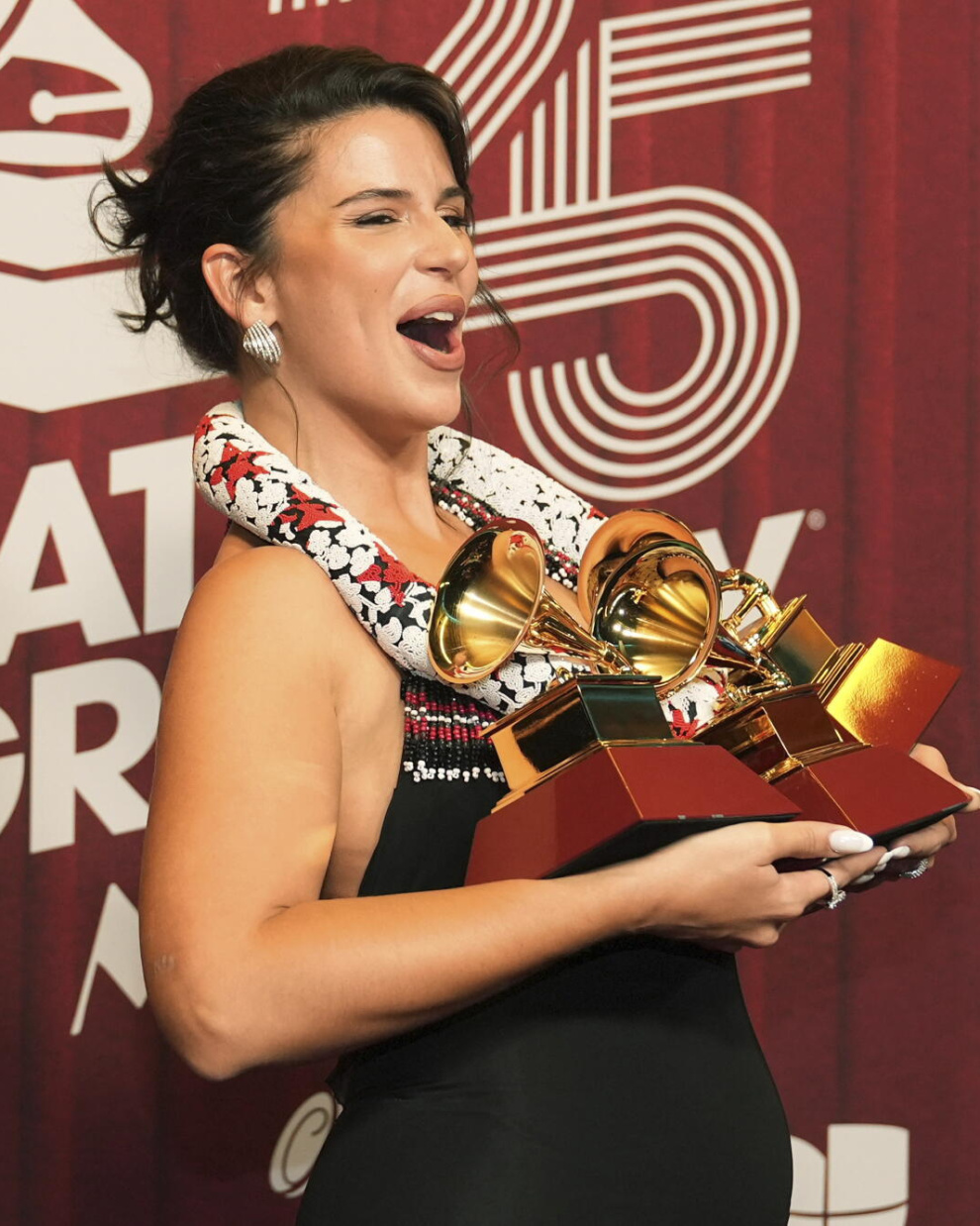 Nathy Peluso sostiene sus tres premios en la ceremonia del Latin Grammy el jueves 14 de noviembre de 2024, en Miami.