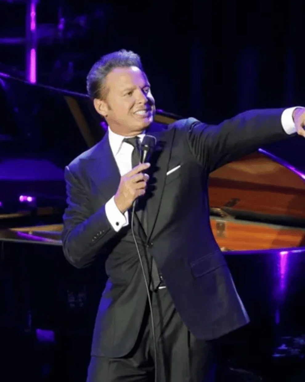 Luis Miguel confirmó que regresará a los escenarios con una nueva gira en 2027, una noticia que rápidamente generó expectativa entre sus seguidores.