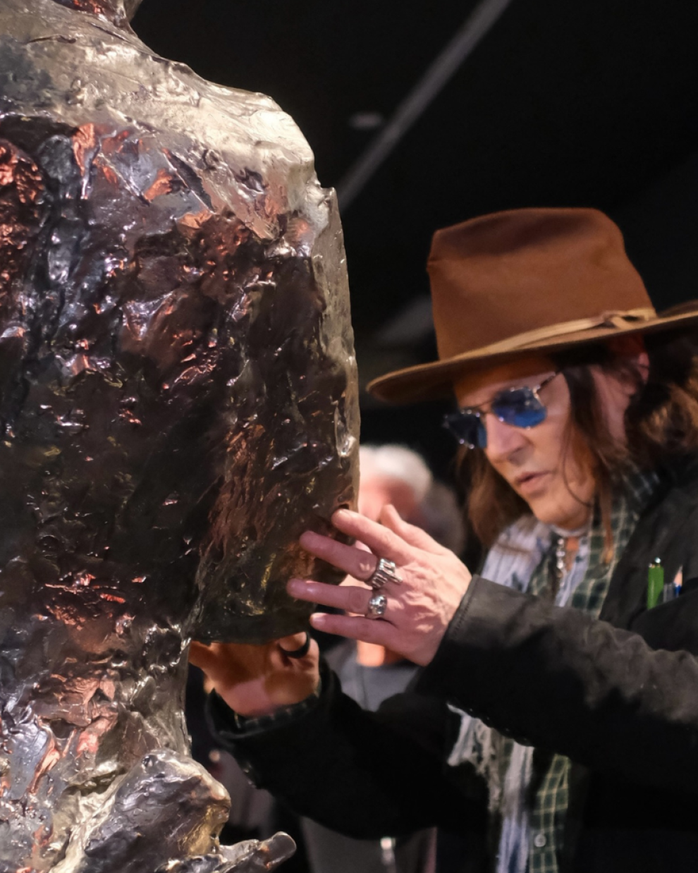 Johnny Depp en Estambul, junto a su escultura ‘The Bunnyman’, inspirada en un dibujo de su hijo Jack.