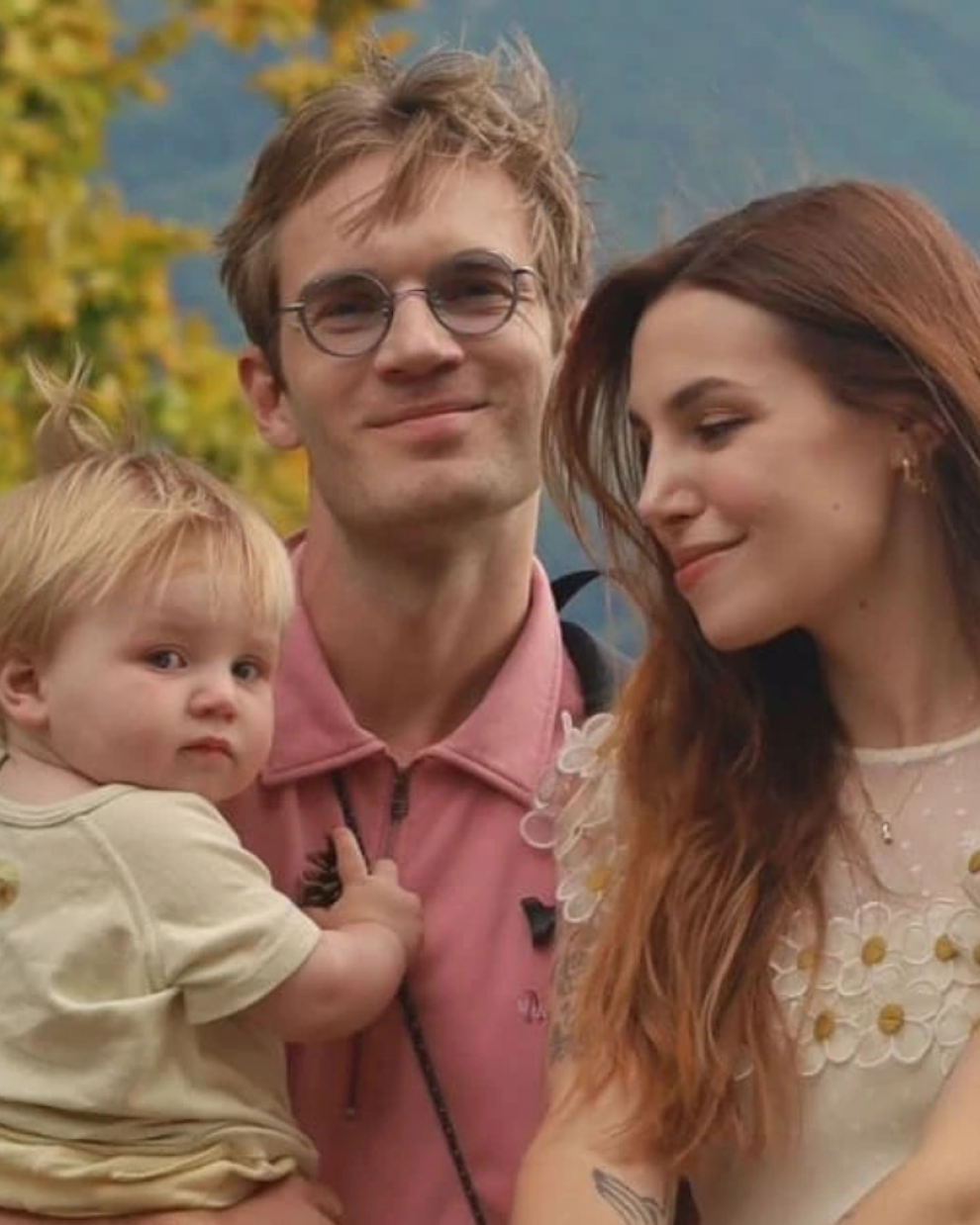 Pewdiepie (Felix Kjellberg) junto a su esposa Marzia y su hijo Bjorn.
